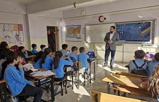 Emet İlçe Vaizi Gül’ün ortaokul öğrencileriyle...