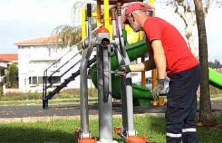 Erenler Belediyesi park ve bahçelerde çalışmalarını...