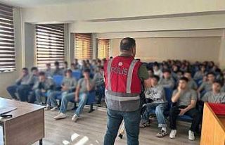 Erzincan çocuk polisi öğrencileri bilgilendirmeye...