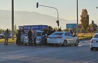 Erzincan’da iki otomobil çarpıştı: 5 yaralı