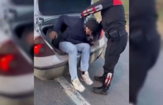 Erzincan’da otomobilin bagajında 2 kaçak göçmen...