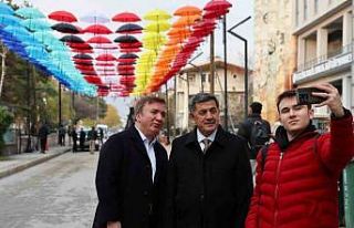 Erzincan’da rengârenk şemsiyelerle kaplanan sokak...