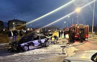 Erzincan’da seyir halindeki otomobil alev aldı:...