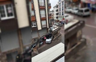 Esenyurt’ta tır dorsesindeki iş makinesi devrildi:...