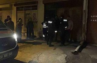 Eşinden haber alamayınca garaja indi, otomobilin...