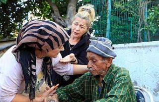 Evde çıkan yangında yaşlı çiftin yardımına...