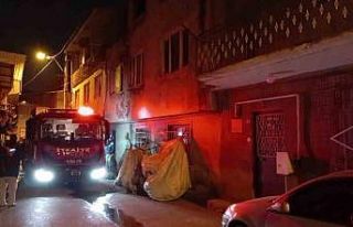 Evini yakarak intihar etmeye kalkıştı