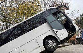 Facianın eşiğinden dönüldü: Tur otobüsü şarampole...