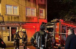 Fatih’te 3 katlı binanın çatısında korkutan...