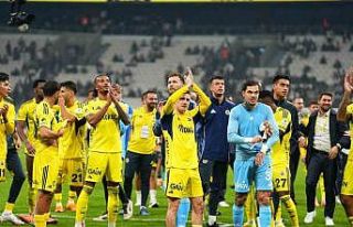 Fenerbahçe, 2-0 geriden gelerek derbiyi kazandı