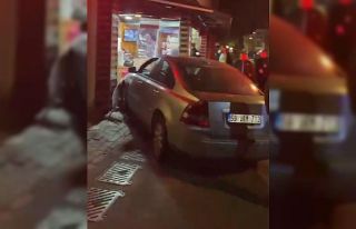 Fren yerine gaza basınca otomobil dükkana girdi