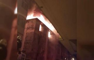 Gaziantep’te 4 katlı bina alevlere teslim oldu