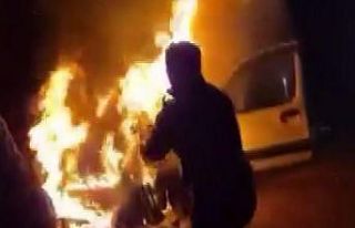 Gaziantep’te yanan araca cezaevi personeli müdahale...