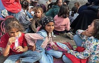 Gazze’de çocuklar enkaza dönen okullarda ders...