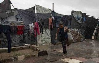 Gazze’de yoğun yağış nedeniyle çadırları...