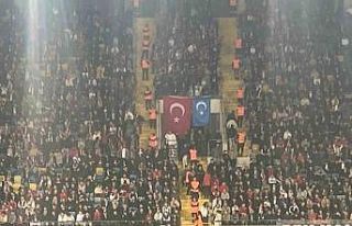 Gençlerbirliği taraftarları tribüne Doğu Türkistan...