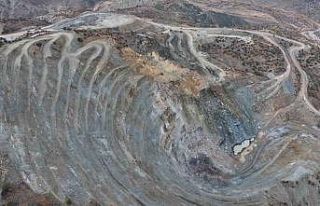 Göçük altında kalan işçiyi arama kurtarma çalışmaları...