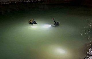 Gölete düşen kamyonet ekipleri harekete geçirdi