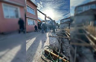 Gönen’de çalışma halindeki beton mikseri yan...