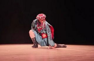 Gösteri sırasında ters hareket yapan dansçının...