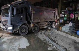 Hafriyat kamyonunun patlayan lastiği iş yerinin...