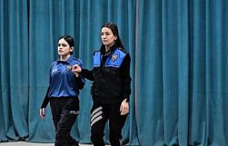 Hakkari polisinden kadın şiddetine karşı tiyatro...