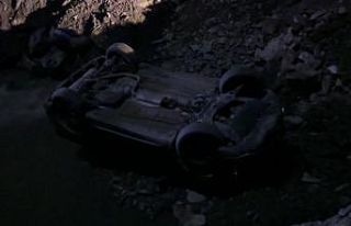 Hakkari’de otomobil dereye uçtu: 2 yaralı