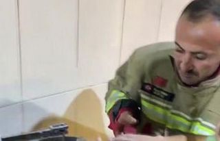 Hamur karıştırma makinesine elini sıkıştıran...