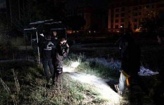 Hırsızlık zanlıları kaçarken silahla işçiyi...