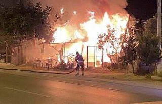 Hobi bahçesindeki baraka alev alev yandı