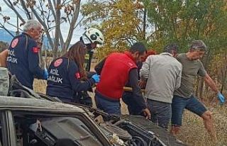 Hurdaya dönen araçtan yaralı kurtuldu