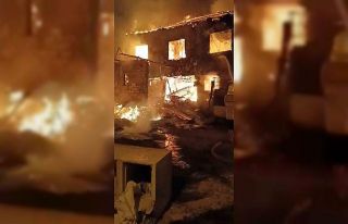 İki katlı müstakil ev küle döndü, görme engelli...