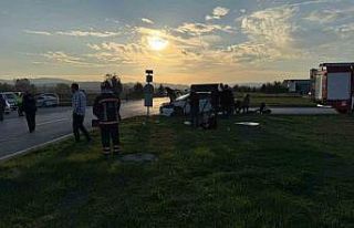 İki otomobil çarpıştı, ortalık savaş alanına...