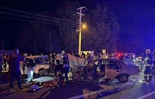 İki Tofaş araç kafa kafaya çarpıştı: 2’si...