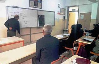 İnşaat ustasından engelli öğretmene tablo sürprizi