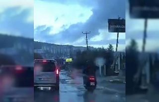 İş yerine girmek isteyen otomobile motosiklet çarptı:...