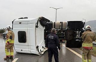 İskenderun’da devrilen tırın sürücüsü yaralandı