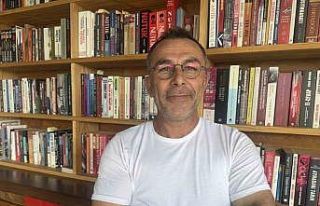 İşlettiği büfede 800 eserlik kütüphane kurdu