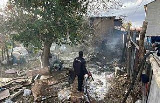 İtfaiye, evin çatısına sıçrayan yangını büyümeden...