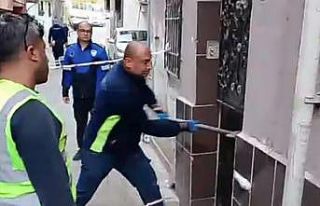 İzmir Büyükşehir ekipleri vatandaşın evine balyozla...