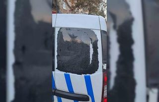 İzmir’de polis aracına saldırıp camı kırdılar