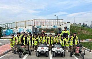 Jandarma ekipleri öğrencilere trafik kurallarını...