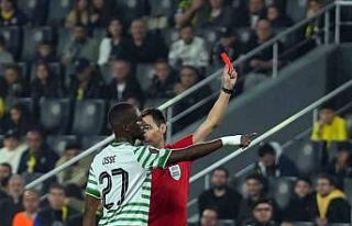 Jhon Duran, kırmızı kart gördü