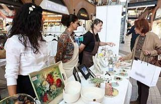 Kadın kursiyerler el emeği ürünlerini öğretmenler...