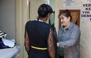 Kadın terzi kızlarının okuması için makine başına...