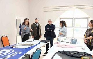 Kadınlar afişleri şık çantalara dönüştürüyor