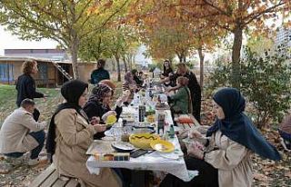 Kadınlar atölyede atıkları dönüştürüyor