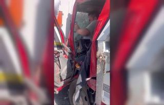 Kamyonet tıra arkadan çarptı: 3 yaralı