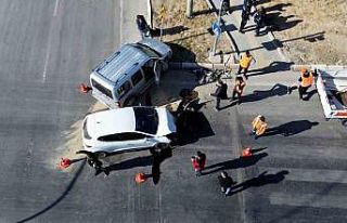 Karaman’da hafif ticari araçla otomobil çarpıştı:...