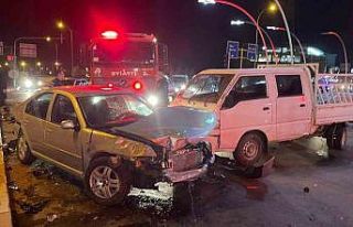 Karaman’da üç araç kavşakta çarpıştı: 1...